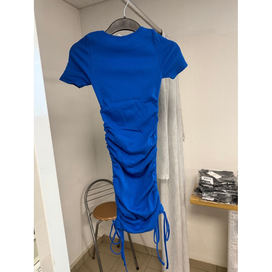 Robe t-shirt côtelée bleue – fronces et cordons réglables – vue 5