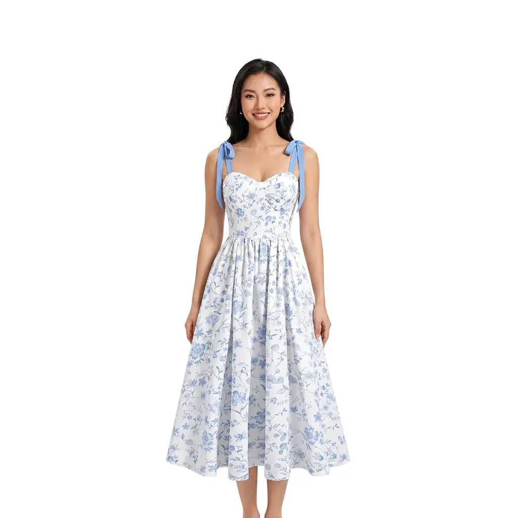 Robe mi-mollet à bretelles fines imprimé floral bleu sur fond blanc