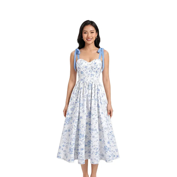 Robe mi-mollet à bretelles fines imprimé floral bleu sur fond blanc
