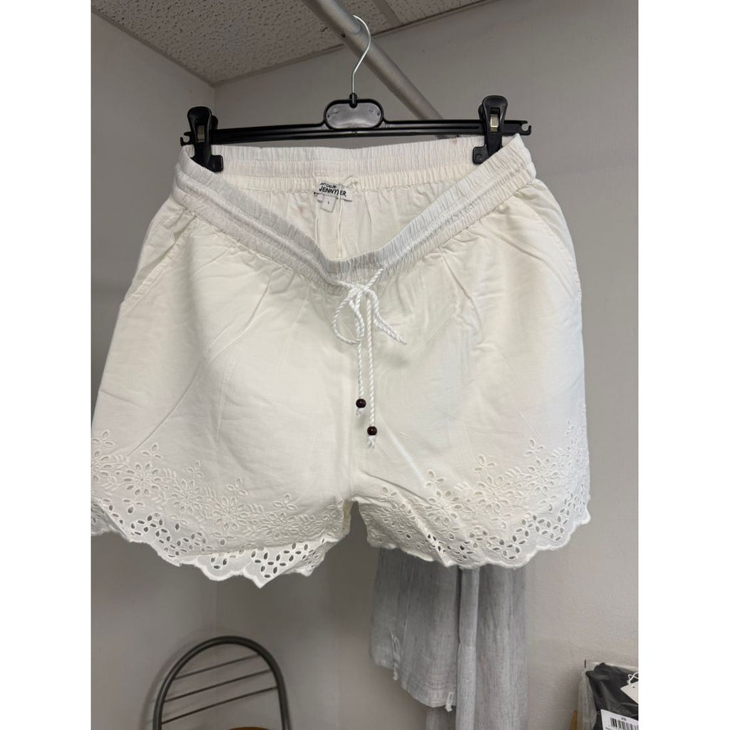 Short blanc en broderie anglaise – Cordon à perles – vue 2