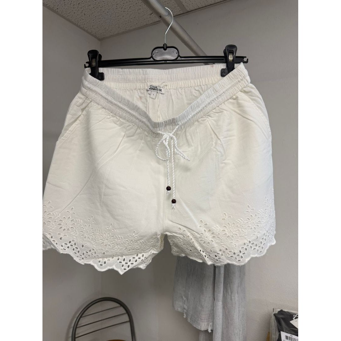 Short blanc en broderie anglaise – Cordon à perles – vue 2