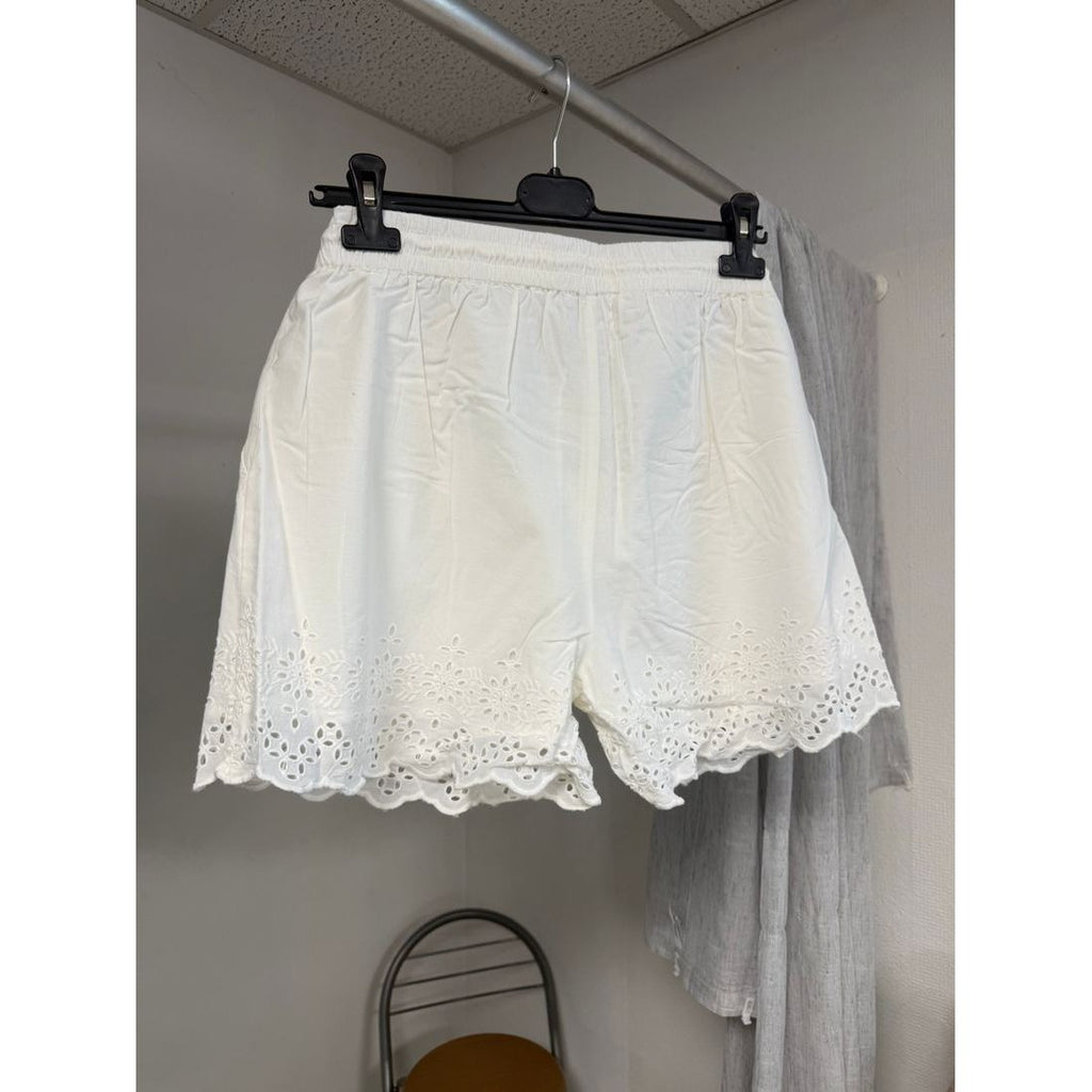 Short blanc en broderie anglaise – Cordon à perles – vue 3