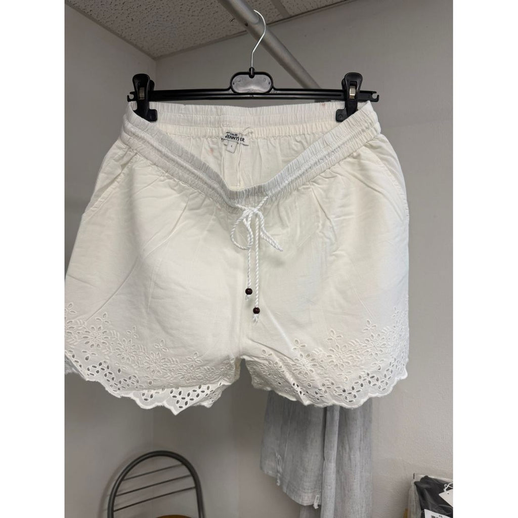 Short blanc en broderie anglaise – Cordon à perles – vue 4