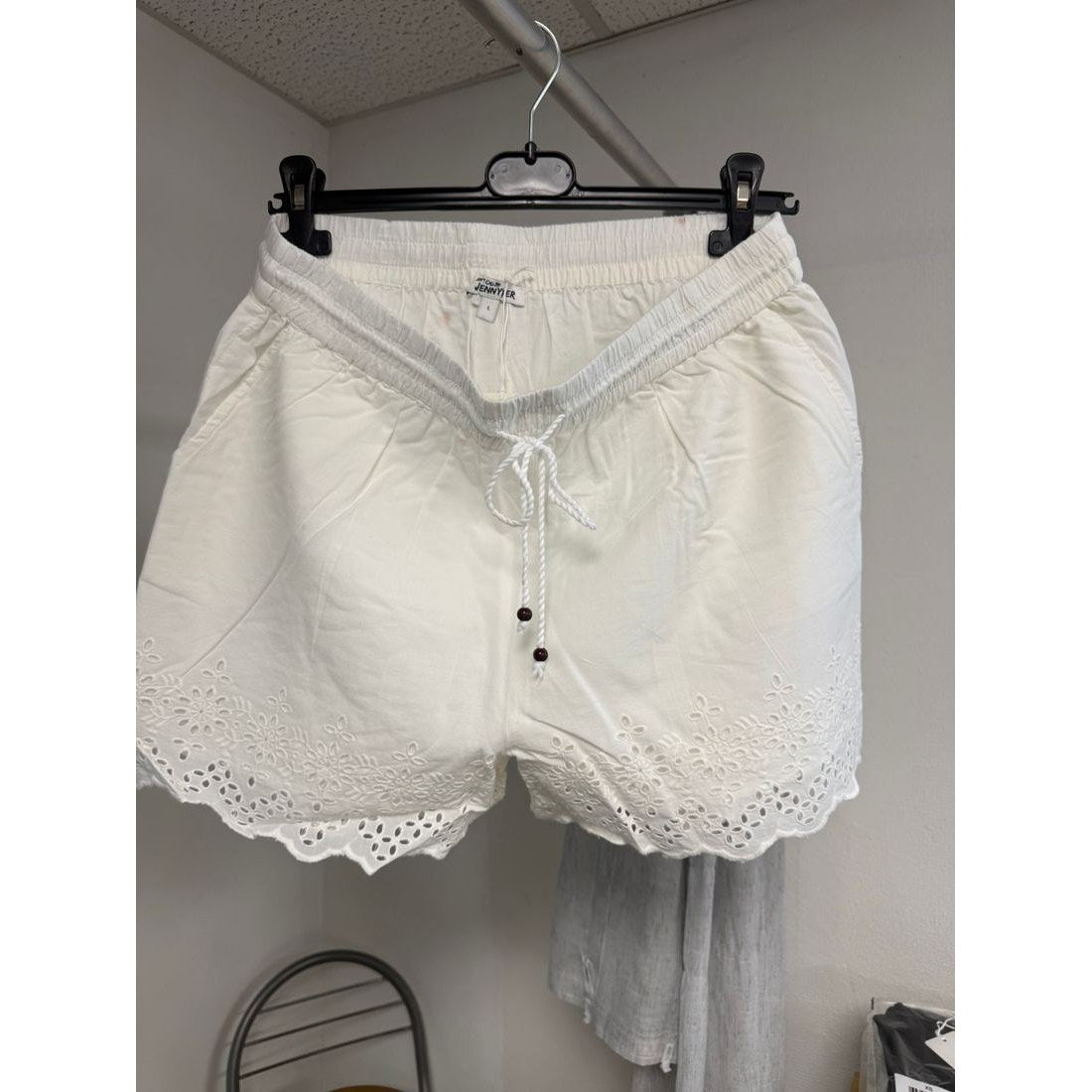 Short blanc en broderie anglaise – Cordon à perles – vue 4