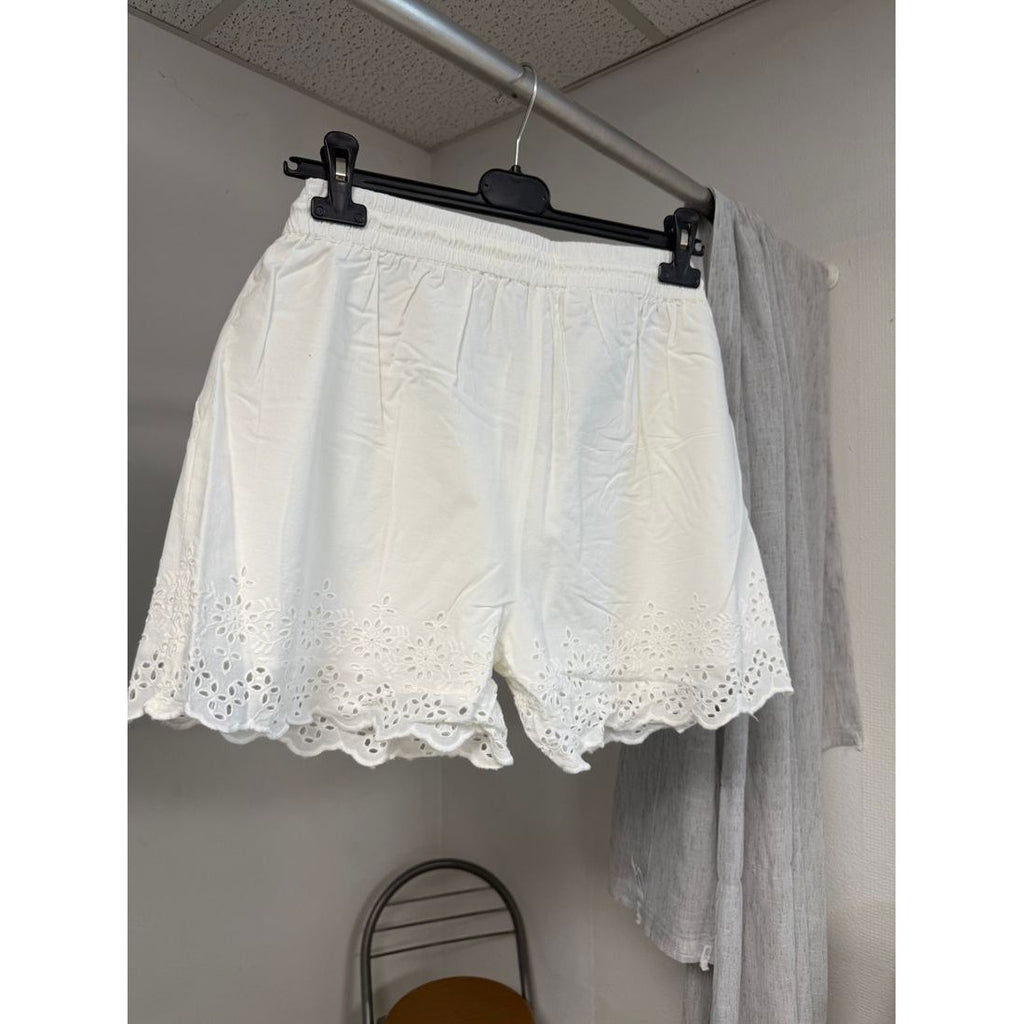 Short blanc en broderie anglaise – Cordon à perles – vue 5