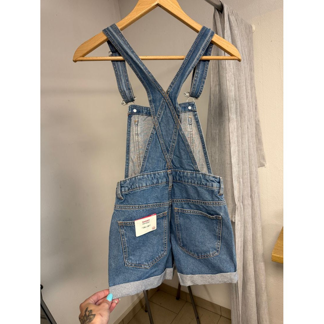 Short salopette en jean délavé – Ceinture et revers – vue 3
