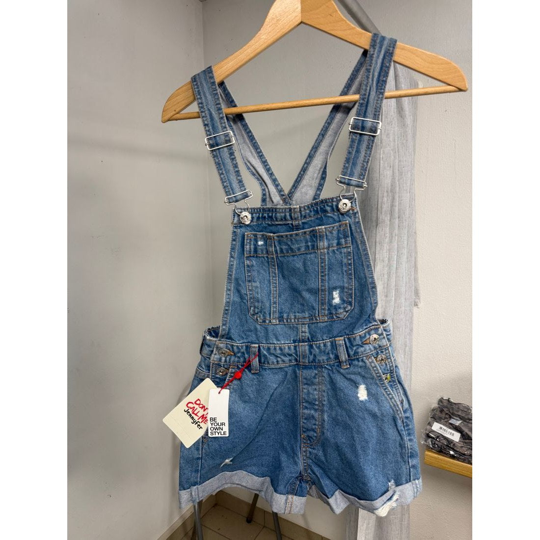 Short salopette en jean délavé – Ceinture et revers – vue 6