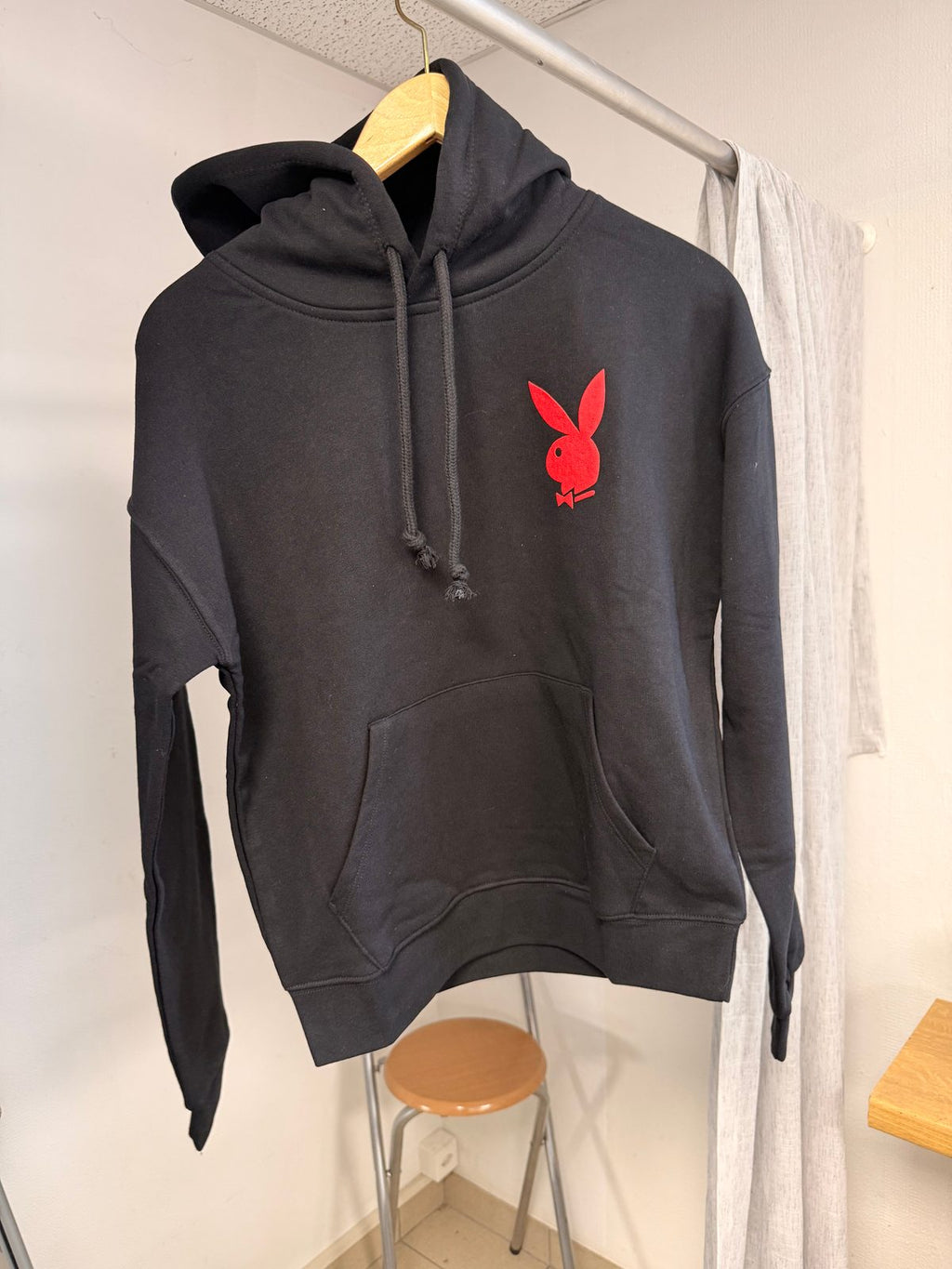 Sweat à capuche Playboy noir avec lapin floqué rouge