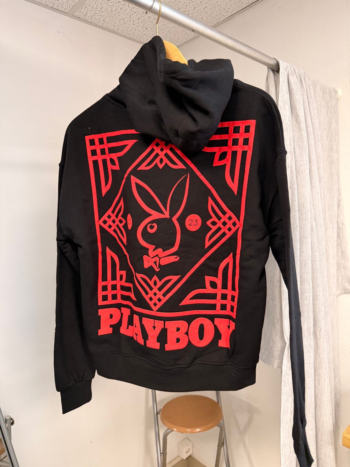 Sweat à capuche Playboy noir avec lapin floqué rouge