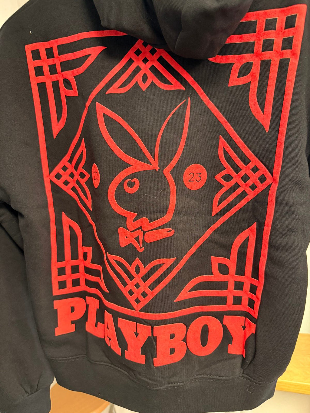 Sweat à capuche Playboy noir avec lapin floqué rouge