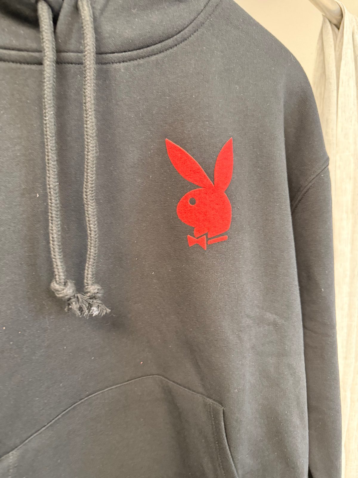 Sweat à capuche Playboy noir avec lapin floqué rouge