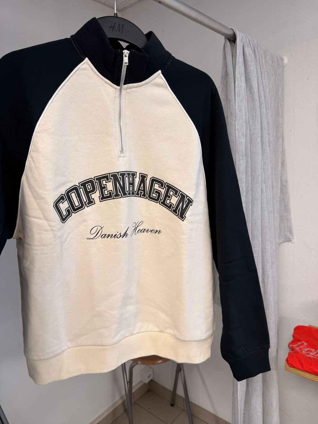 Sweat col zippé Copenhagen couleur sable avec manches noires