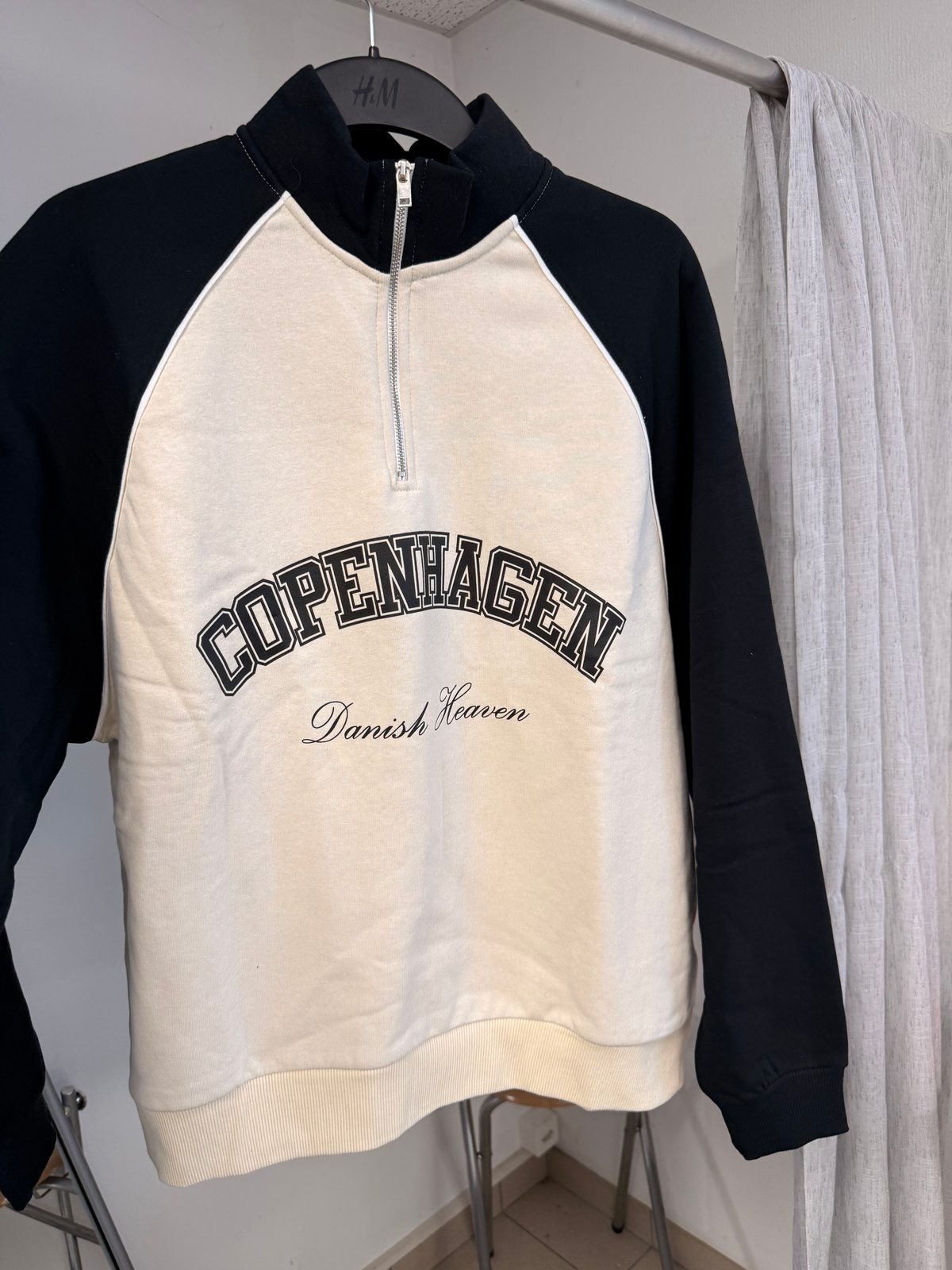 Sweat col zippé Copenhagen couleur sable avec manches noires