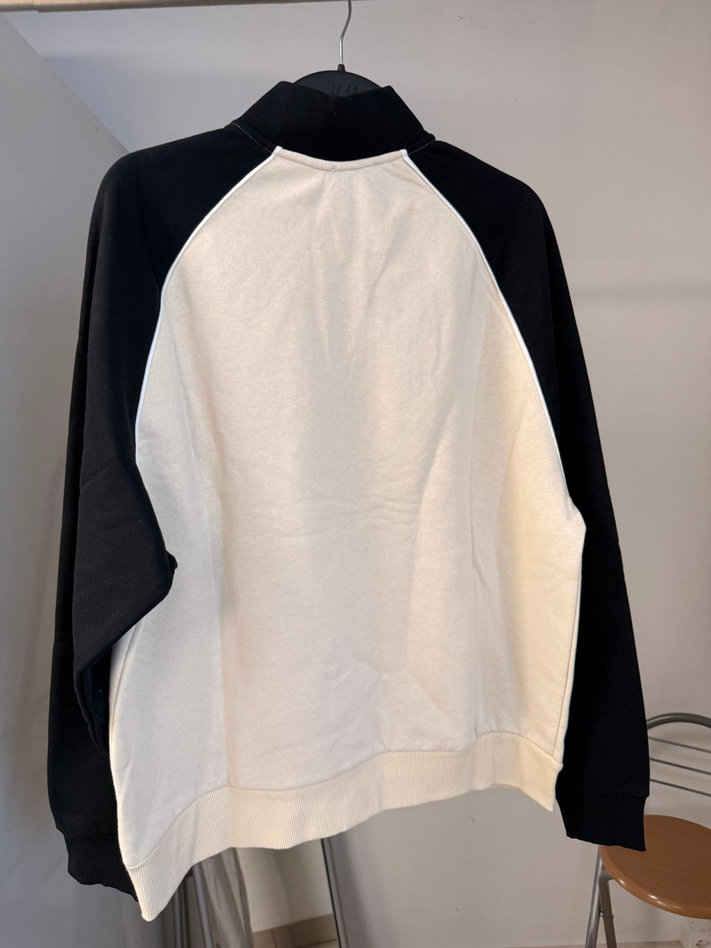 Sweat col zippé Copenhagen couleur sable avec manches noires