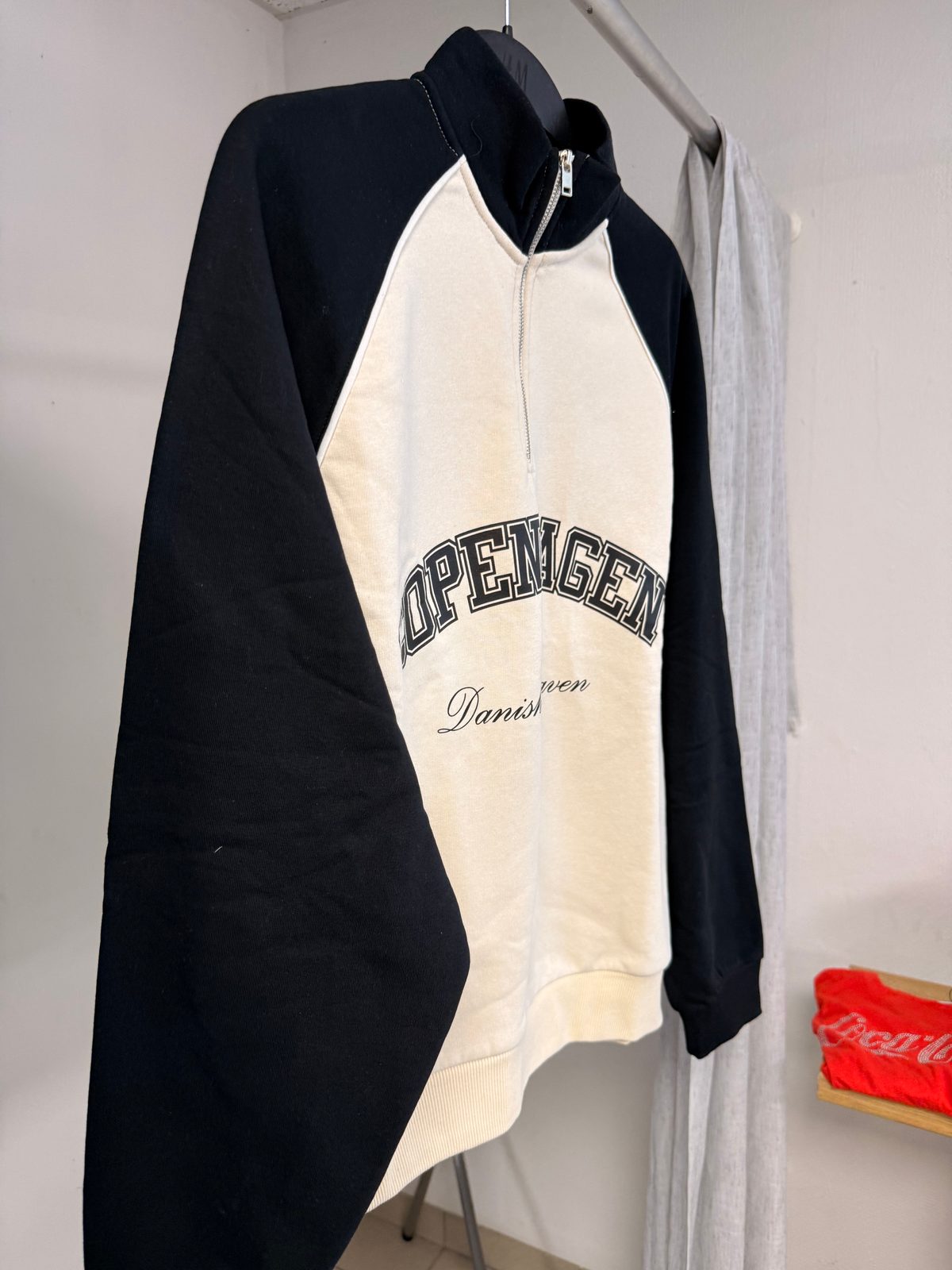 Sweat col zippé Copenhagen couleur sable avec manches noires