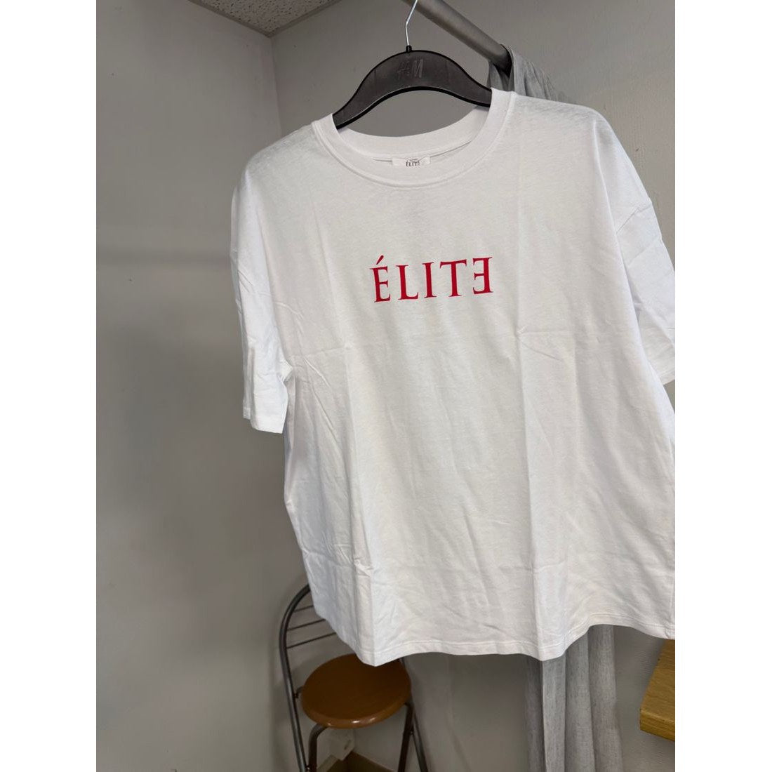 T-shirt oversize blanc – Imprimé « ÉLITE » rouge – vue 5