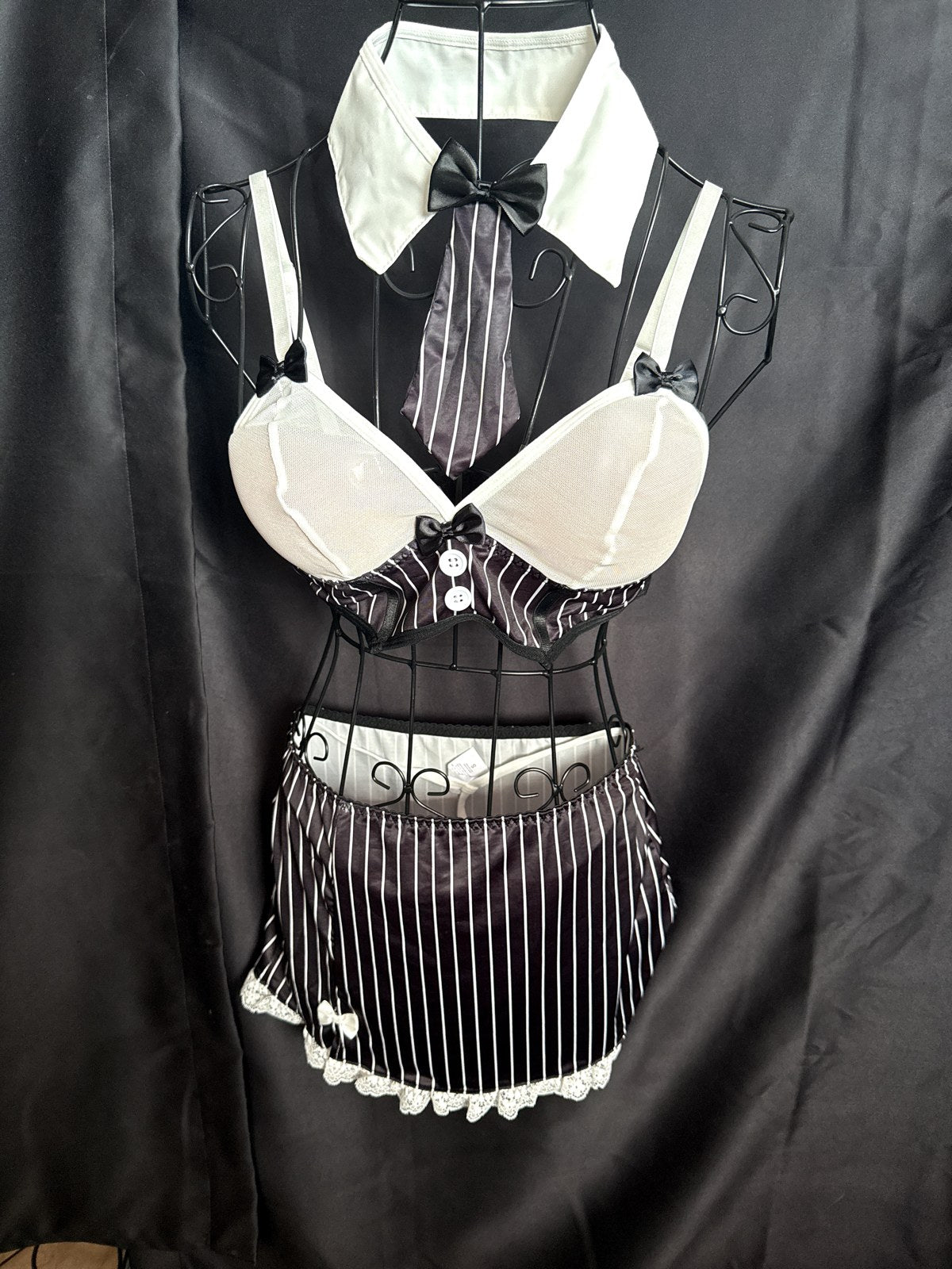 Tenue de secrétaire rayée, col et cravate – Sarah – Les Secrets de Léa, vue 4