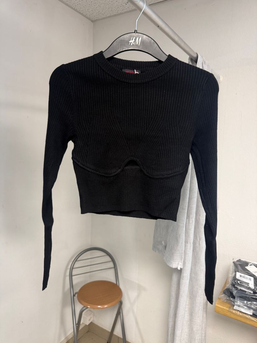 Top noir côtelé effet corset avec découpe cache-cœur, manches longues