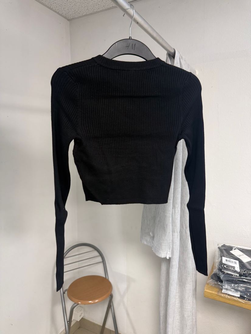Top noir côtelé effet corset avec découpe cache-cœur, manches longues