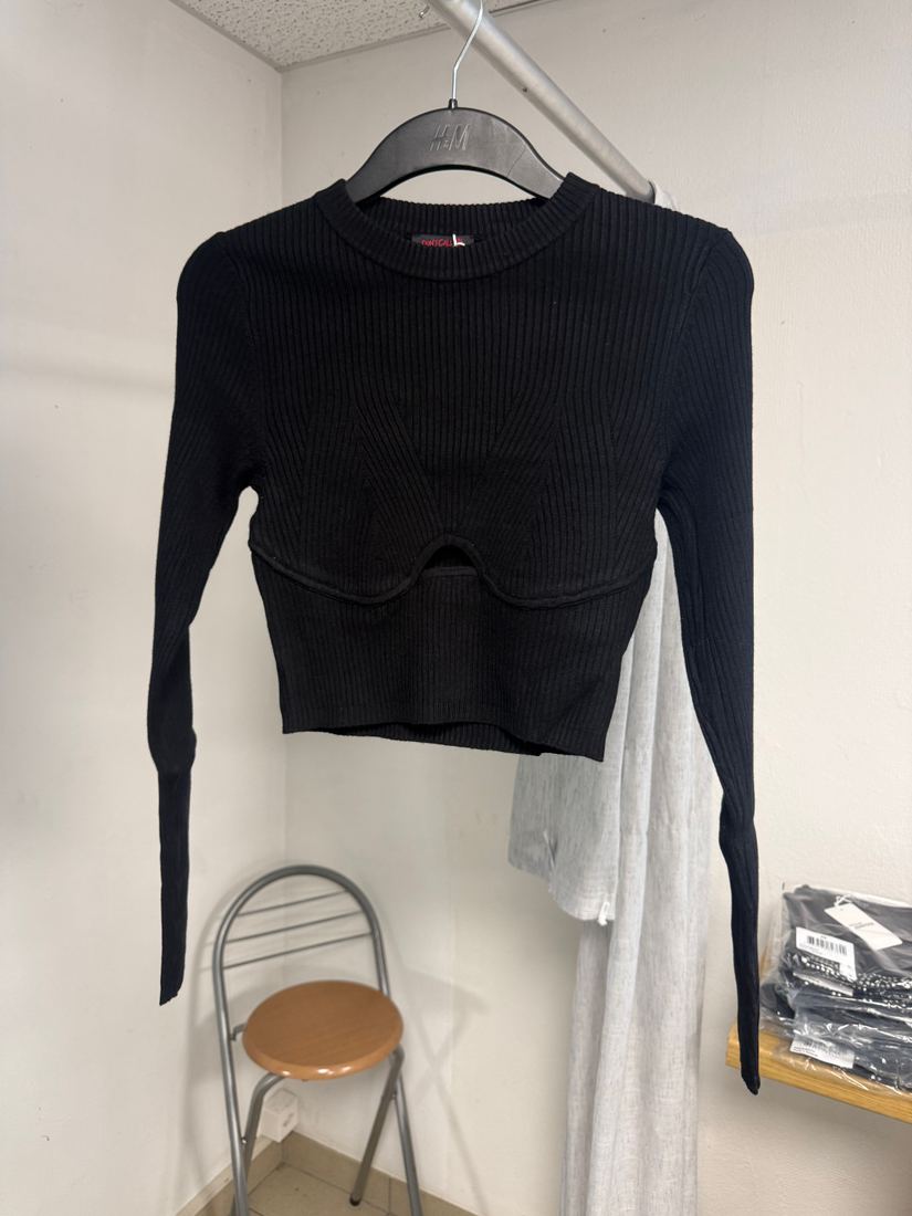 Top noir côtelé effet corset avec découpe cache-cœur, manches longues
