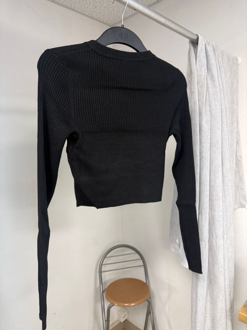 Top noir côtelé effet corset avec découpe cache-cœur, manches longues