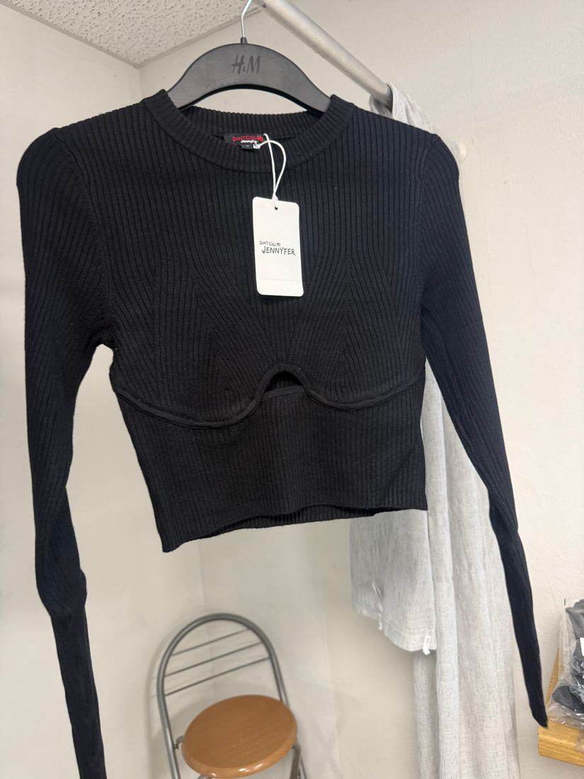 Top noir côtelé effet corset avec découpe cache-cœur, manches longues